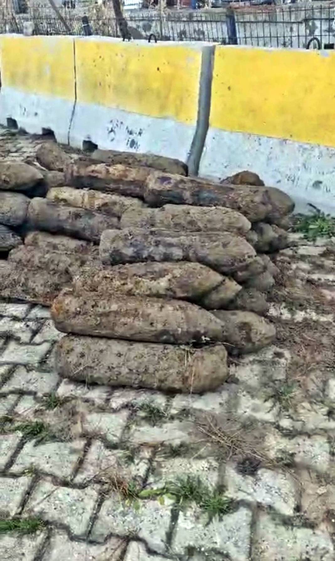 Yıllar önce gömülmüş top mermileri kazı sırasında bulundu! Paniğe neden oldu, sokağa giriş-çıkışlar kapatıldı 7